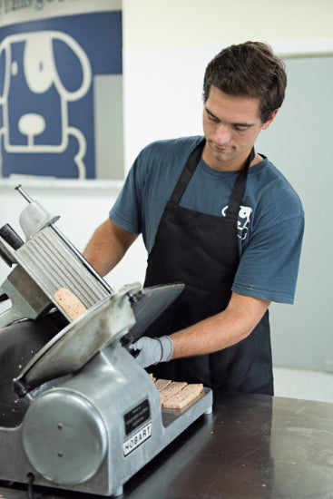 Kolby deli slicing (Small).jpg__PID:3e19738b-1f5b-47a5-a589-0f72271e7999